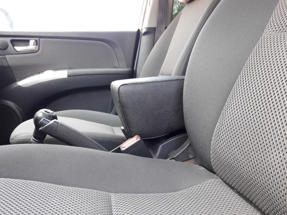 Самодельный подлокотник — KIA Sportage (2G), 2 л, 2009 года | своими ...