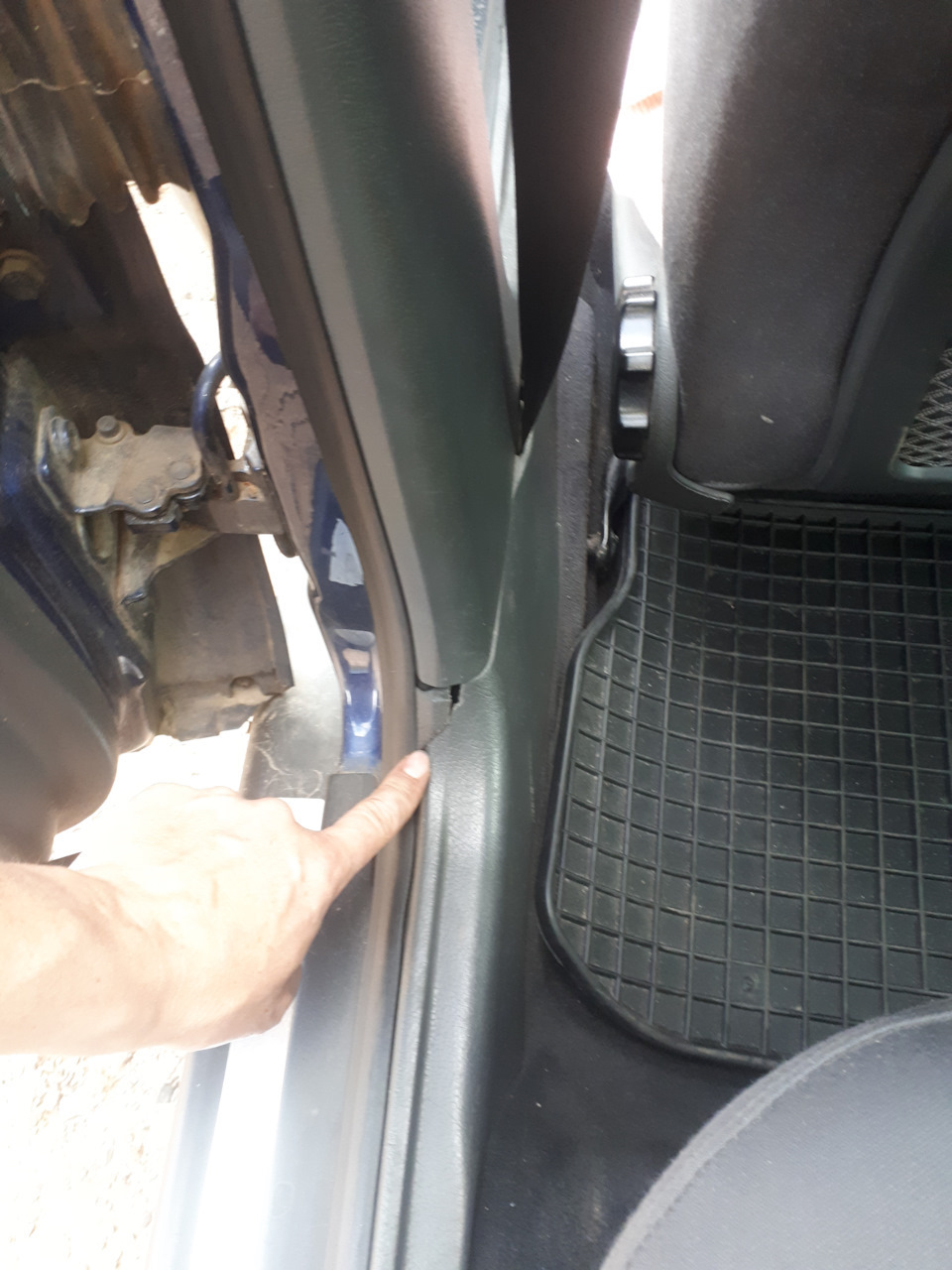 ломье пластика порога — Audi A4 Avant (B5)