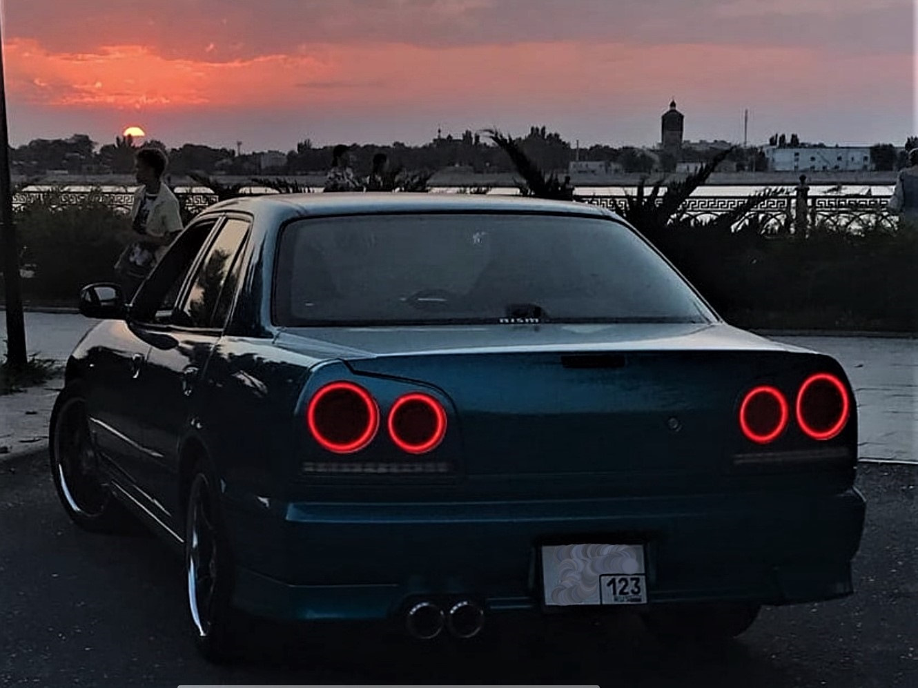 Ангельские глазки TAU tech в задние фонари Nissan Skyline R34 седан — TAU  tech на DRIVE2