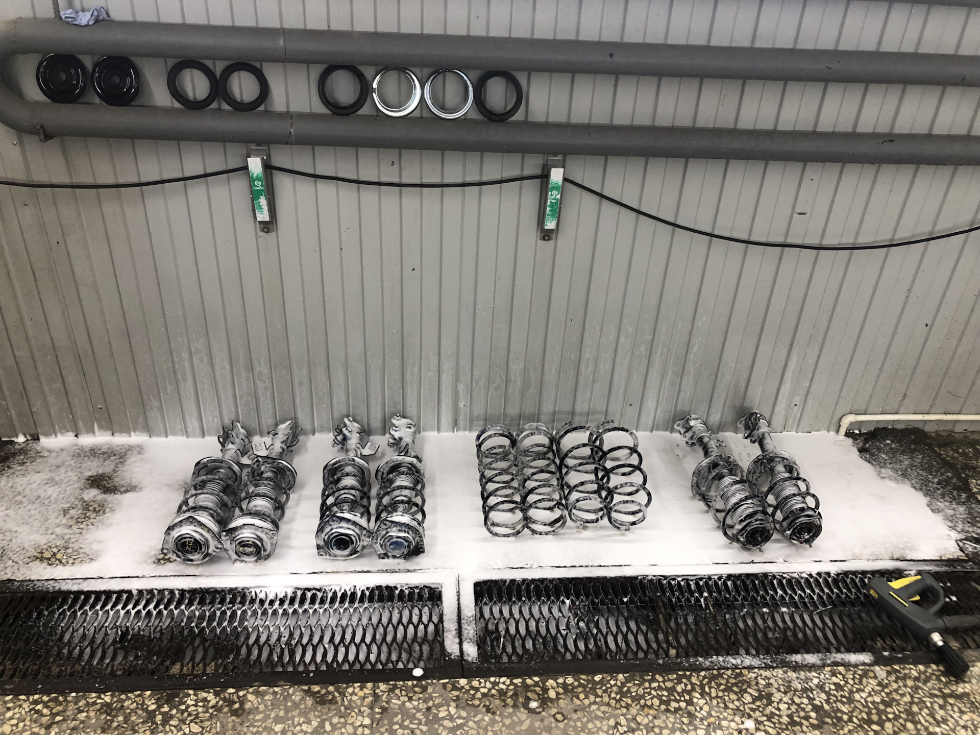 Восстановление и замена амортизаторов в круг. Убрал вмятину без ...