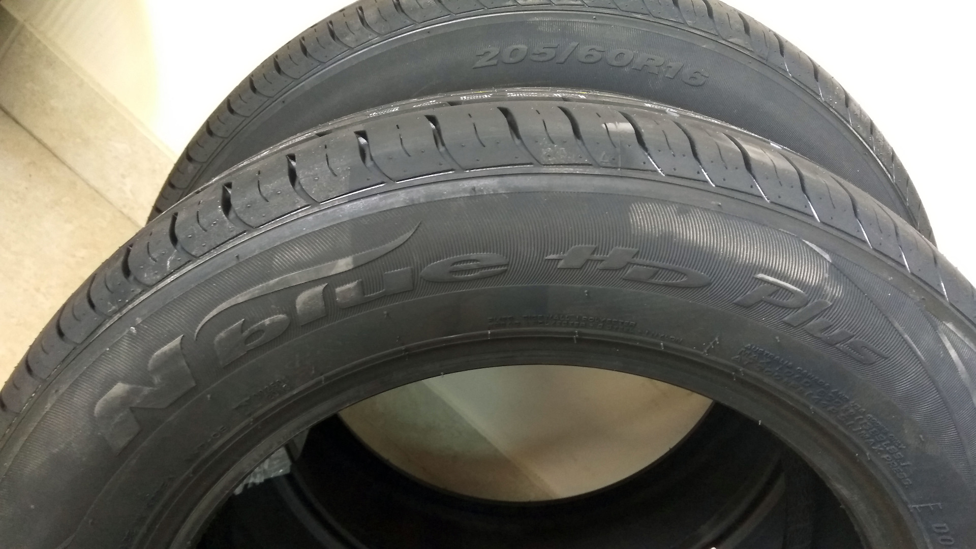 Резина волгоград. Nexen n Blue HD Plus 205/60r16. 215/65r16 Nexen n'Blue HD Plus 98 h. Nexen NBLUE HD 205/65 r16 95h.