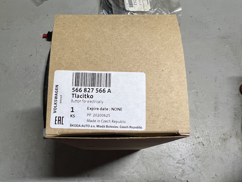 566827566A Кнопка открывания багажника с камерой VAG | Запчасти на DRIVE2