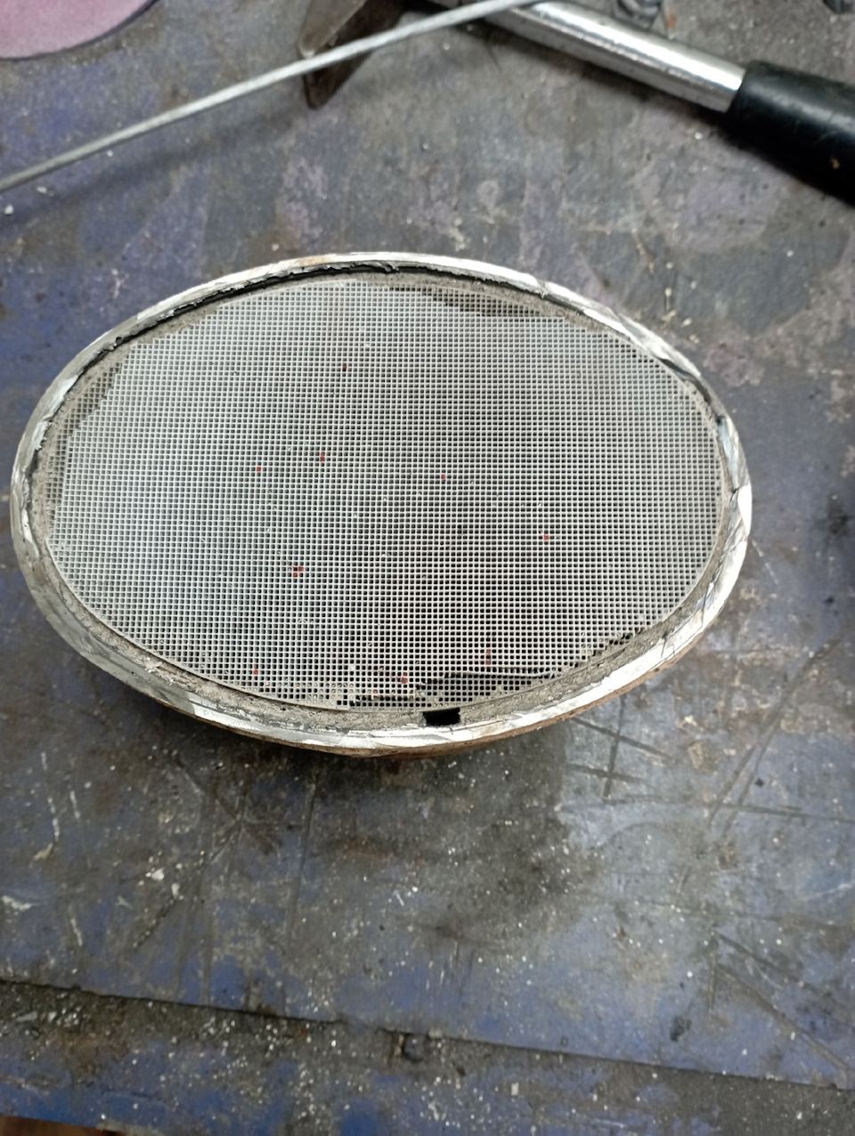 Задняя сторона, со стороны резонатора — Lada Приора седан