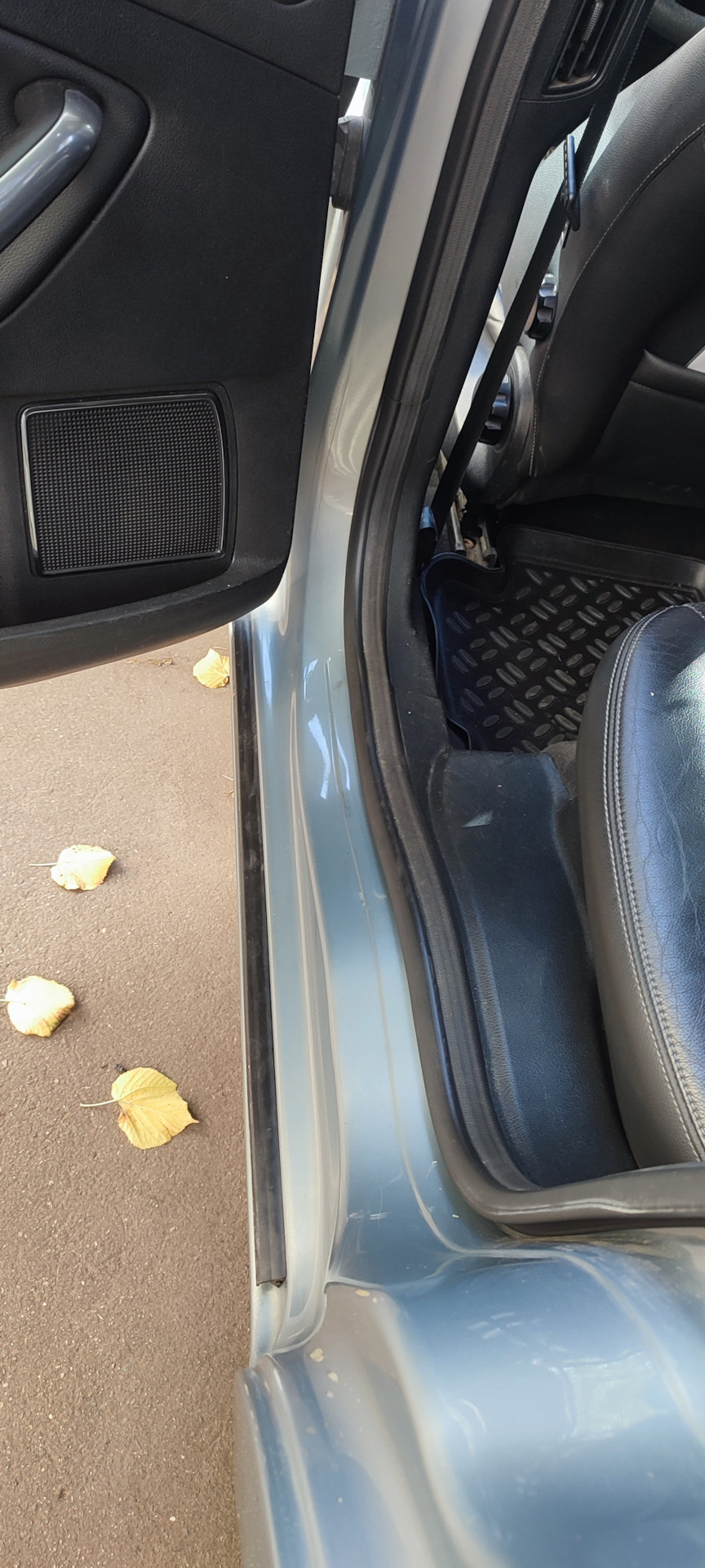 Установка уплотнителя порога — Ford Mondeo IV, 2,3 л, 2008 года ...