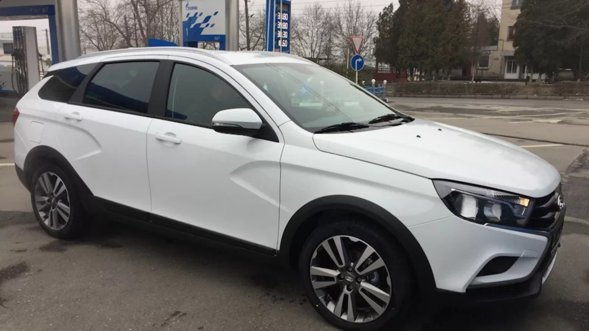 Lada Vesta SW белая