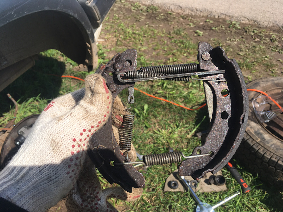 Поменял колодки в барабане и тормозной цилиндр — Volkswagen Golf Mk2, 1 ...