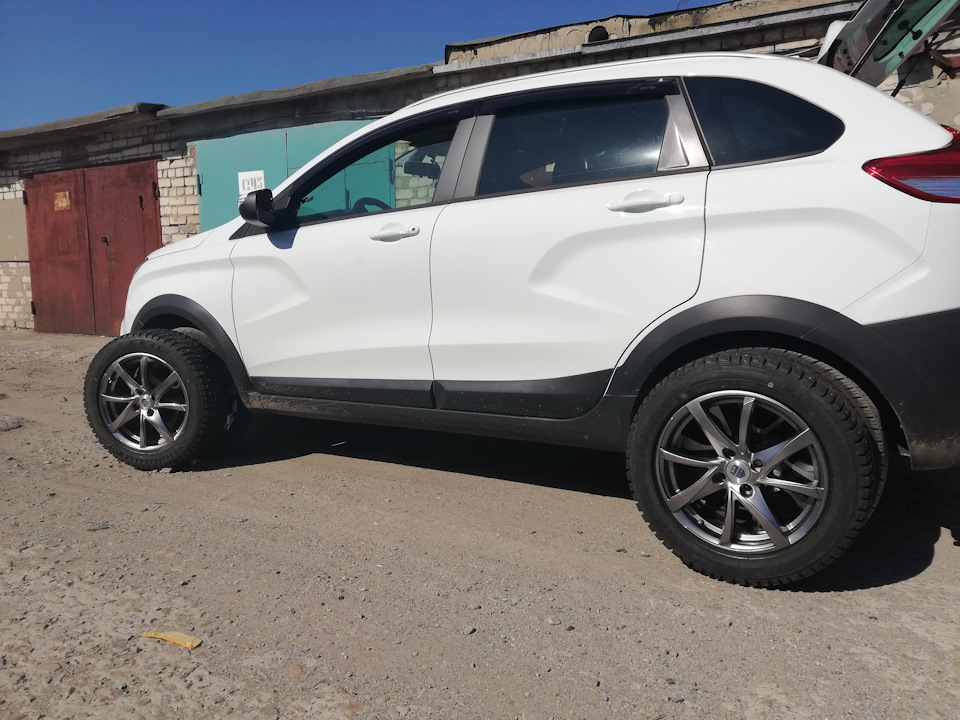 Диск xray cross. Lada xray r17. Диск xray cross. Лада xray cross на 17 дисках. Диск xray cross.