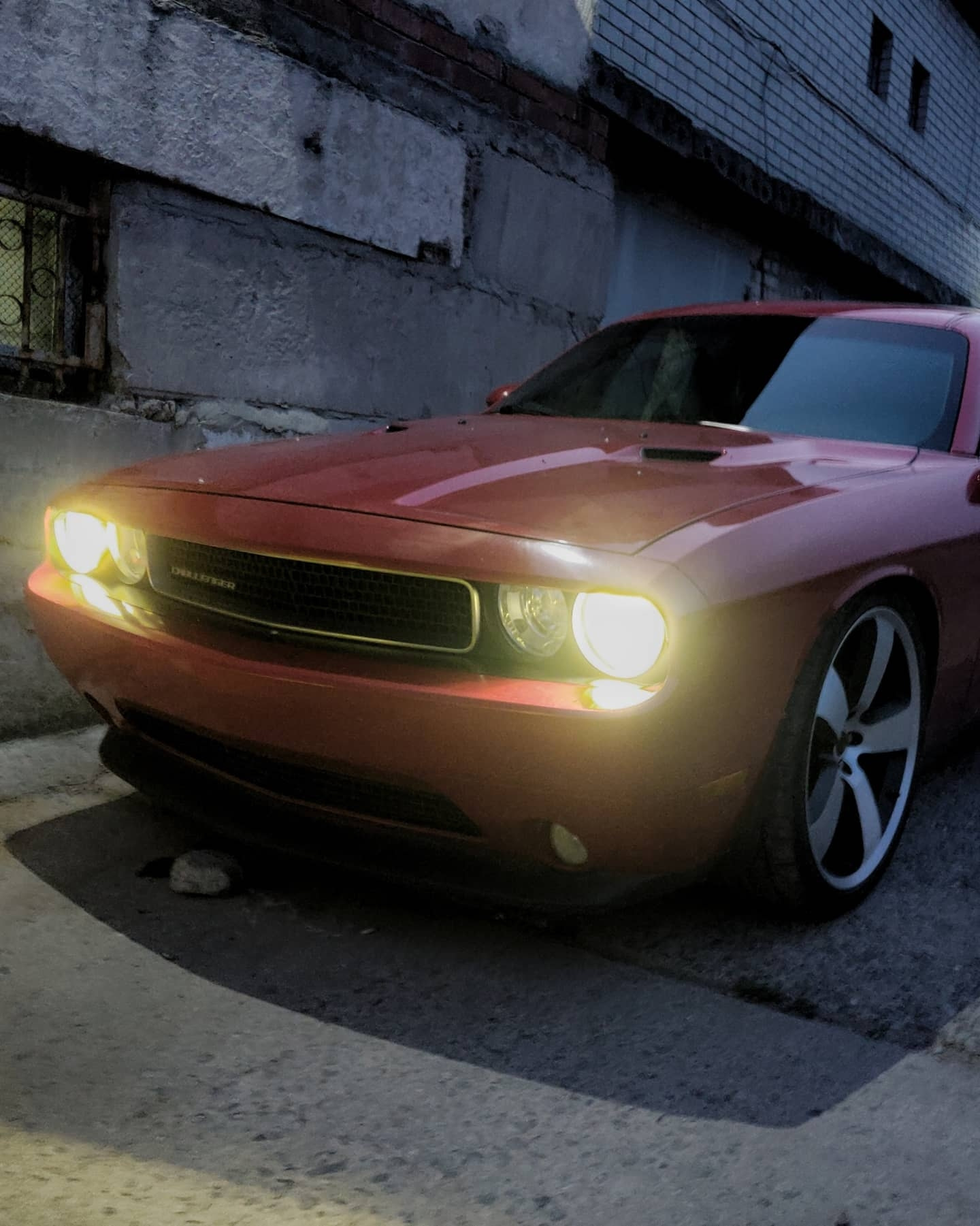 Додж фара. Dodge Challenger 2008 фары. Challenger ангельские глазки. Додж Челленджер ангельские глазки. Додж Челленджер фары.