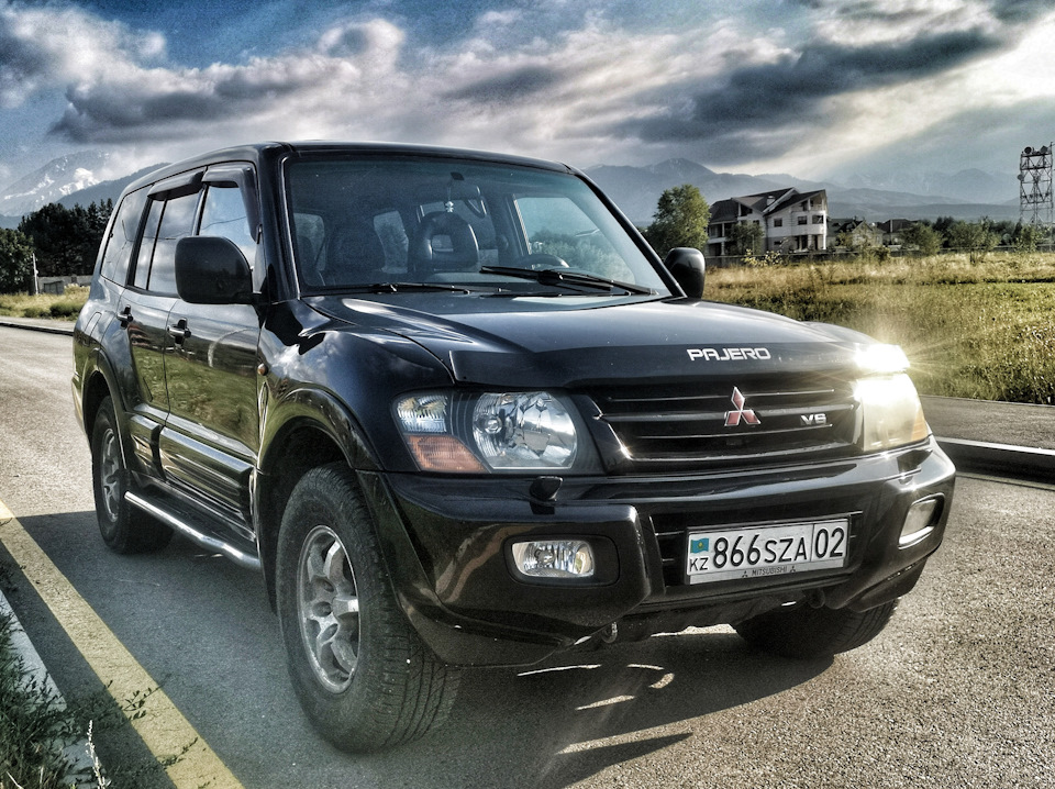 Паджеро 3 фото. Mitsubishi Pajero 2002. Паджеро 2002 года. Mitsubishi Pajero Бегемот. Митсубиси Паджеро темная.