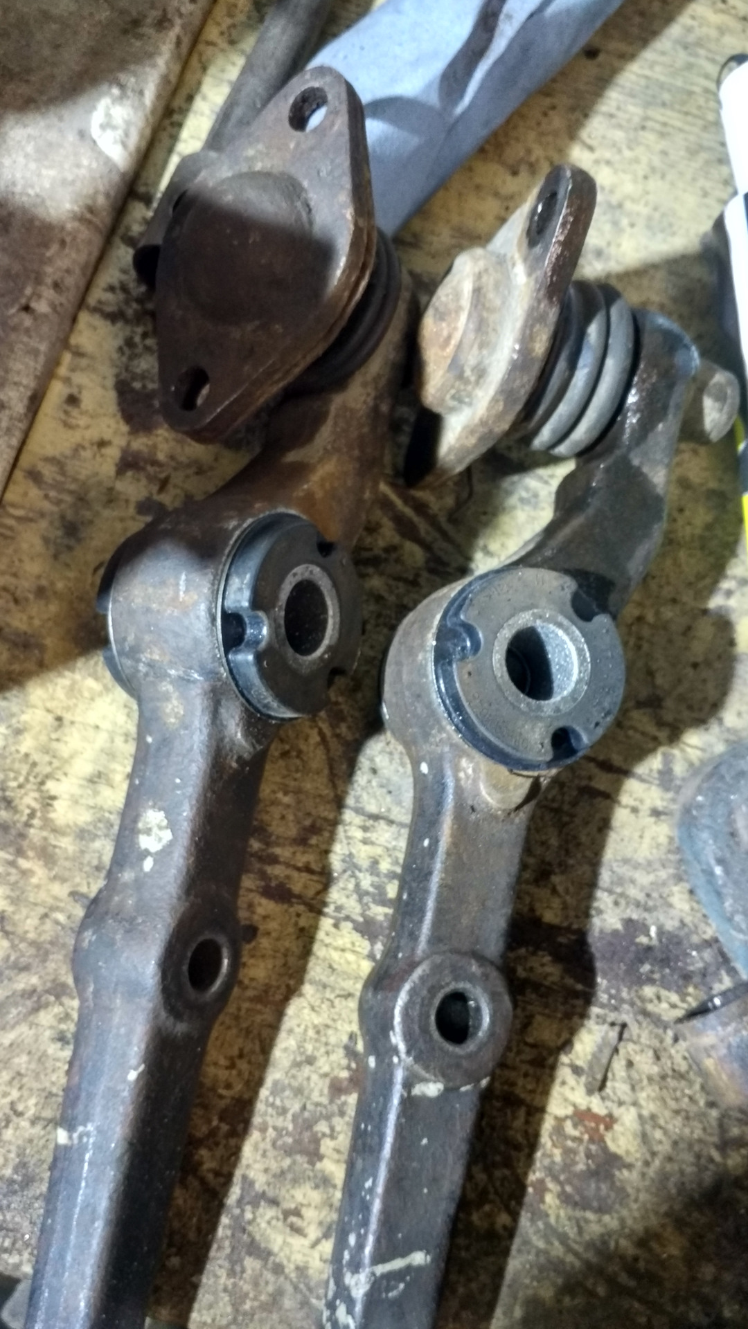 Сайлентблок рычага приора 2. Сайлентблоки ваз приора. Как поменять сайлентблоки приора. Сайлентблок переднего рычага приора. Сайлентблоки рычагов приора.