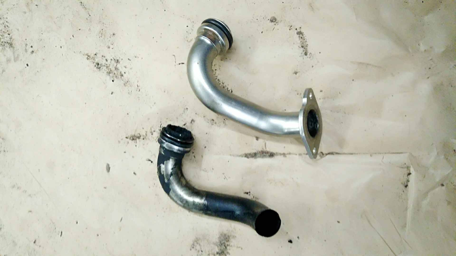 6 к двигателю. Патрубок вентиляции картера ауди а6 2000г. Патрубок картерных газов гольф 1. Шланг рециркуляции. Патрубок воздушного фильтра ауди а4 б5 1.