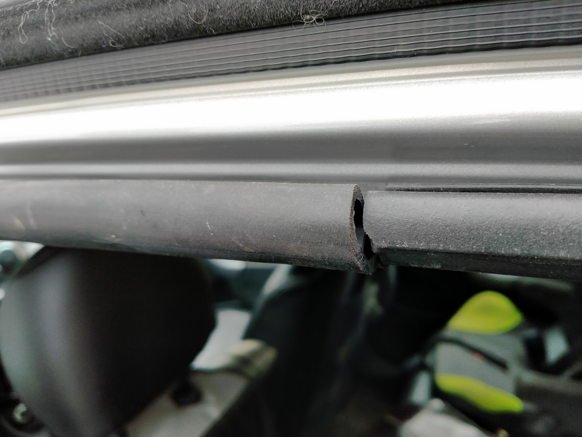 Дастер уплотнитель. Renault duster уплотнитель дверей. Дастер уплотнитель. Дастер уплотнитель. Верхний уплотнитель дверей водосток рено логан-2.