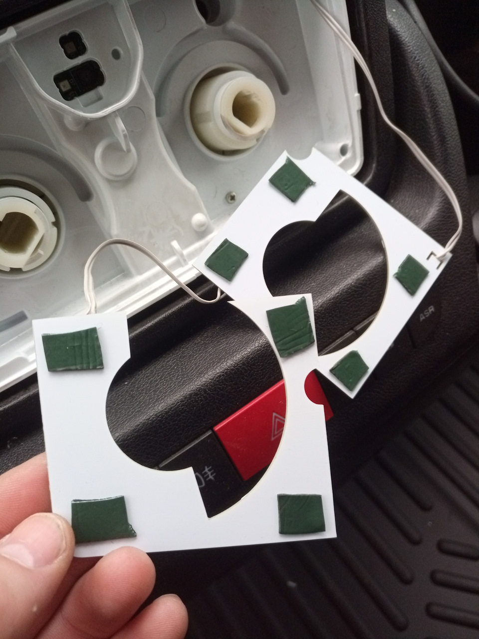 Далее приклеил двухсторонний скотч, что бы немного зафиксировать платы, что бы они не гремели. — FIAT Ducato III