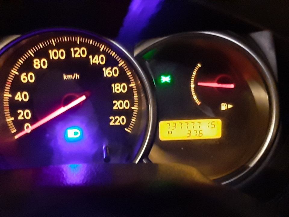 . — Nissan Tiida (1G)