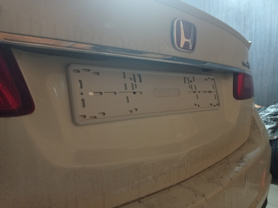 5. Магниты установил, чтоб плотно прилегала рамка и не брынчала при закрытии крышки багажника. — Honda Accord (8G)