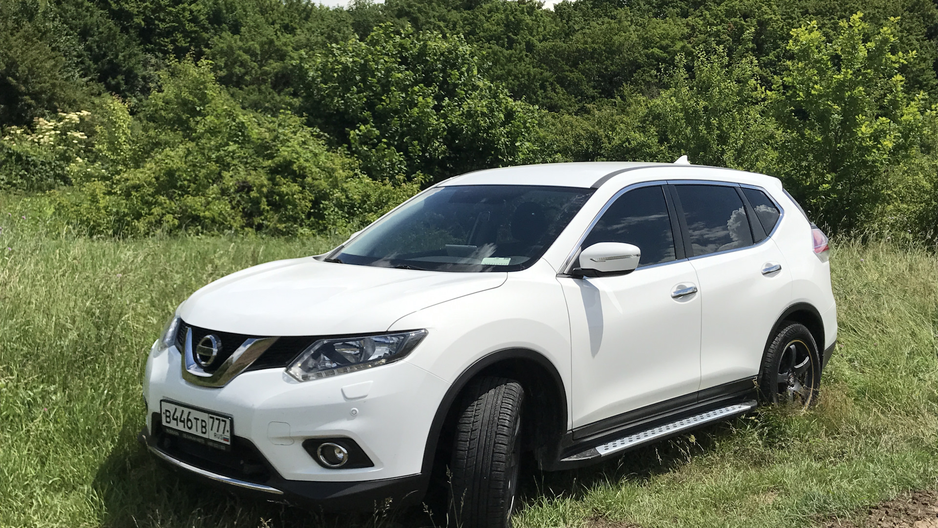 Мазда сх5 тойота рав 4. Nissan x-Trail белый. Nissan x Trail 2020 белый. Мазда СХ 5 И Ниссан х Трейл. Песня про Нисан Хтрейл белый.