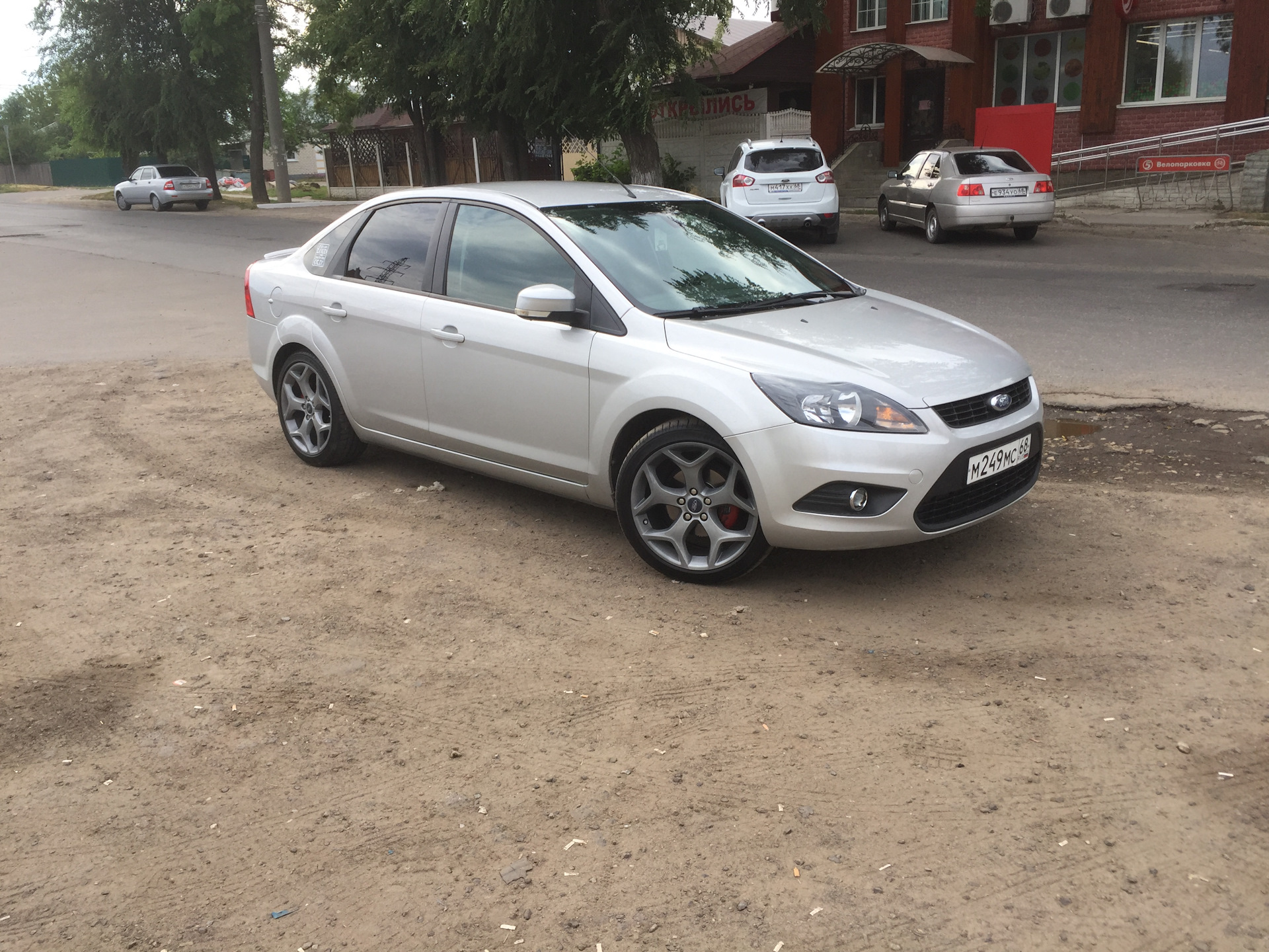 Серебристой 2. Ford Focus 2 серебристый r18. Форд фокус 2 серебристый r17. Ford Focus 2 седан на дисках. Ford Focus 2 r18 седан.