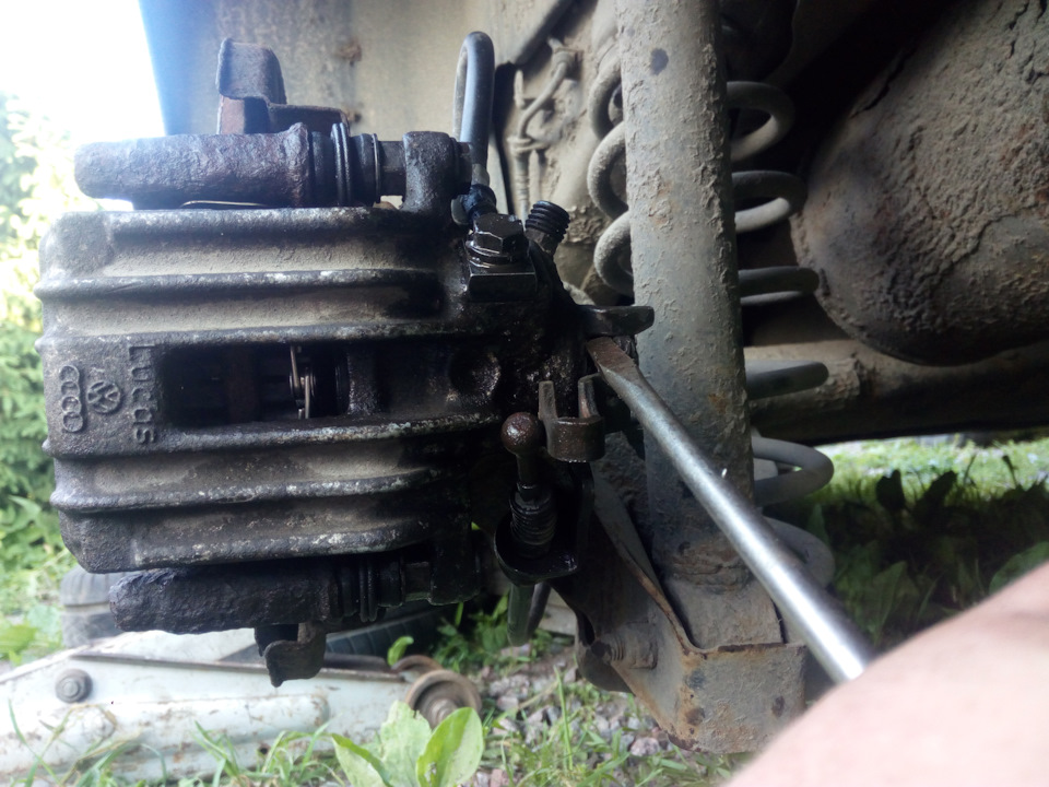 Профилактика суппорта, замена колодок — Skoda Roomster, 1,6 л, 2008 ...