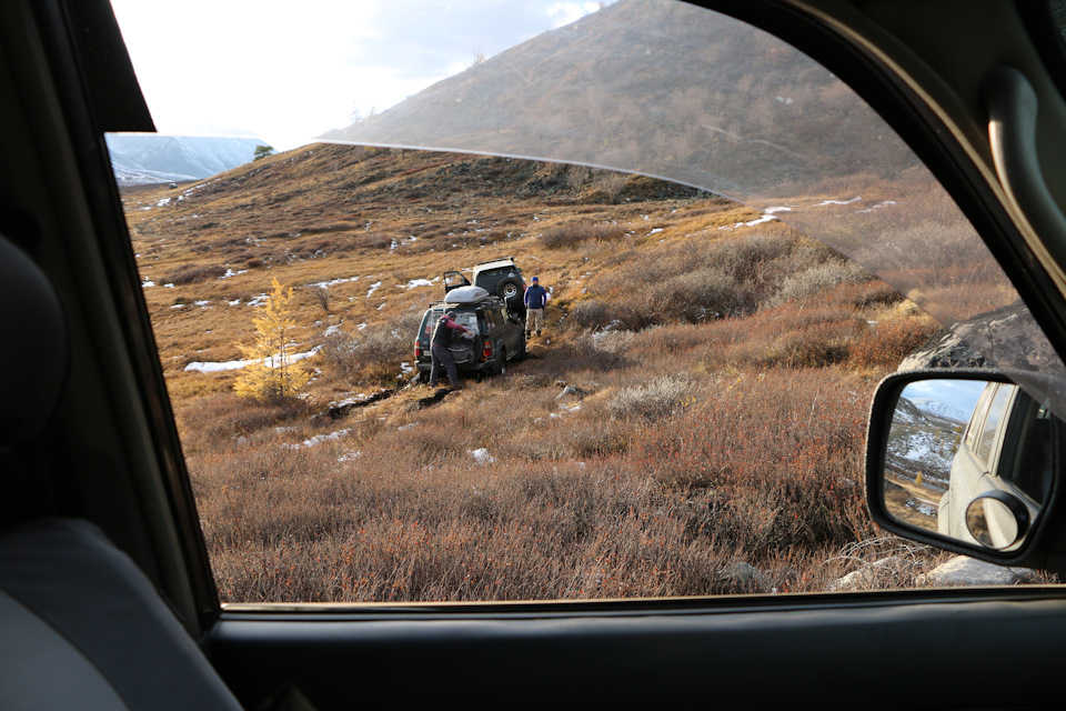одновременно с этим успеваю из окна наблюдать за спасательными работами — как Витя помогает выдернуть авто Дяди Игоря из болотины… Тот еще экшен, в кинотеатре такого точно не увидишь. Витя, он молодец, матерый трофист. Проехал по болоту аки по суху и даже верхний травяной покров не содрал. А вот Игорь . . . у Игоря не получилось так проехать — Toyota Land Cruiser 80