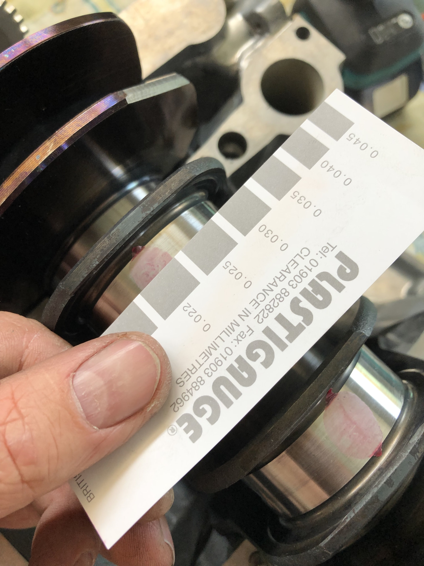 Измерение масляного зазора вкладышей. Измерение зазора между вкладышем и коленвалом. Plastigage набор для измерения зазоров. Зазор коленвал вкладыш какой. Замер постели коленвала мтз 80.