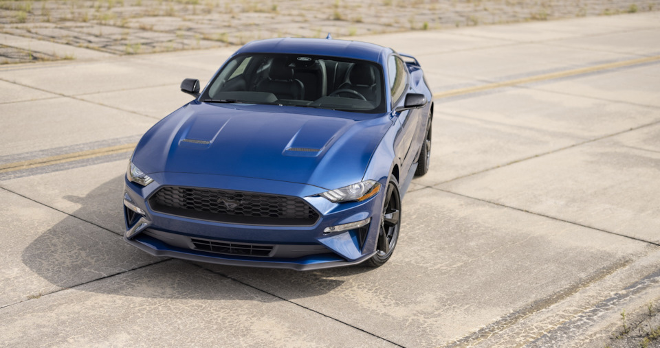 mustang 2022 blue and black