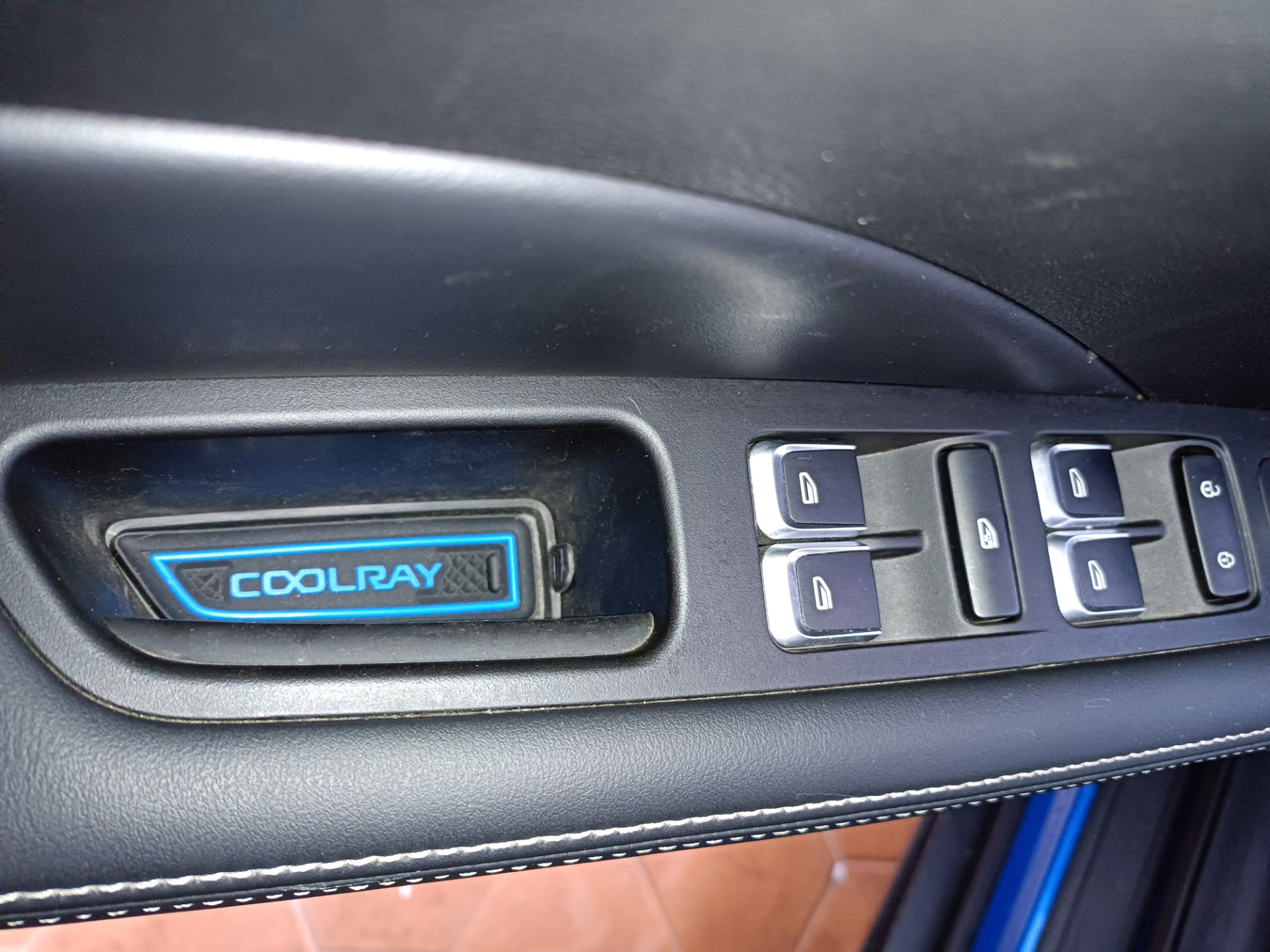 Geely coolray unlock. Кнопка багажника Geely Atlas 2018. Geely Coolray кнопка багажника. Geely Coolray привод багажника. Geely Coolray багажник.