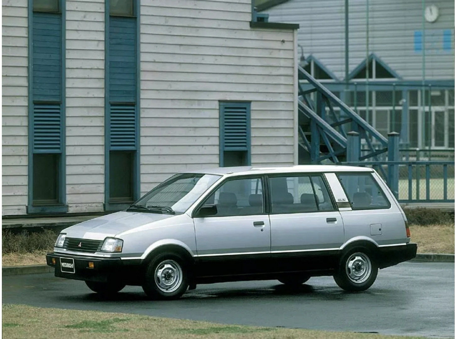 Space wagon. Мицубиси Спейс вагон 1. Mitsubishi Space Wagon 1 поколение. Mitsubishi Space Wagon 1983. Мицубиси Спейс вагон 1991.