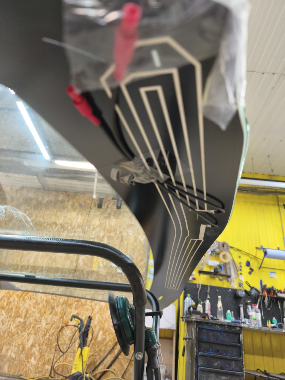 Фишку для обошрева демонтируют со старого стекла и переставляют на новое — Hyundai Santa Fe (3G)