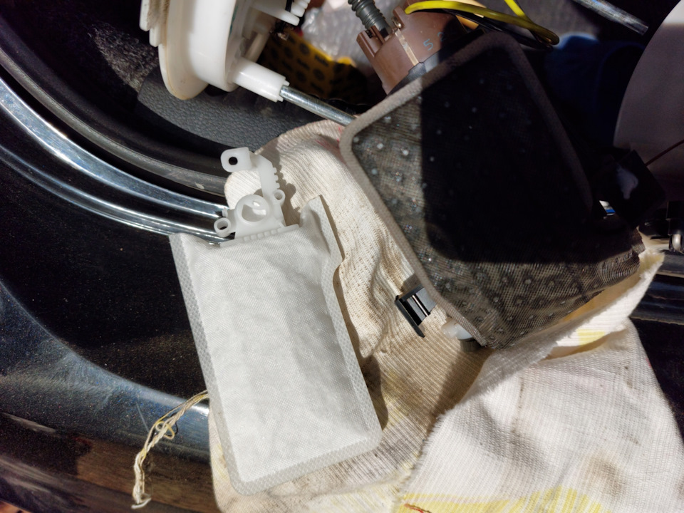 Сетка в неразборном бензонасосе. — Volkswagen Jetta VI, 1,6 л, 2013 ...