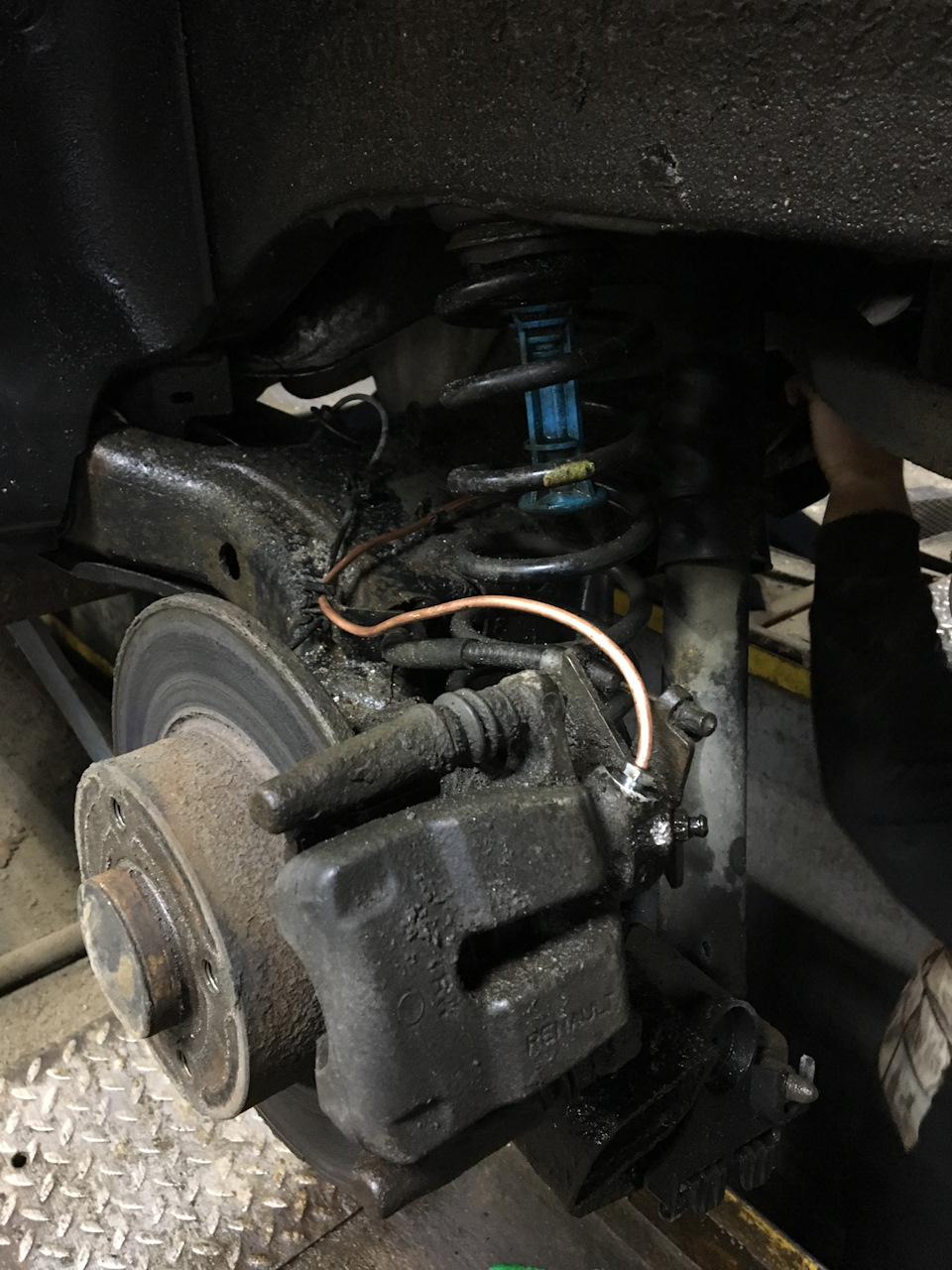 Замена задней тормозной трубки — Renault Megane II, 1,6 л, 2005 года ...
