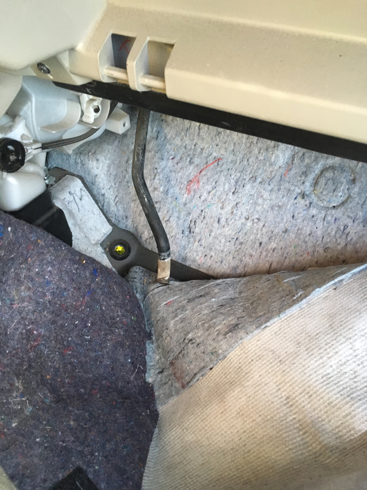 Конденсат с кондиционера в машине. Конденсат с кондиционера в машине. Трубка конденсата кондиционера мл 350 164. Дренажная трубка кондиционера приора 2. Конденсат под ковриком автомобиля.