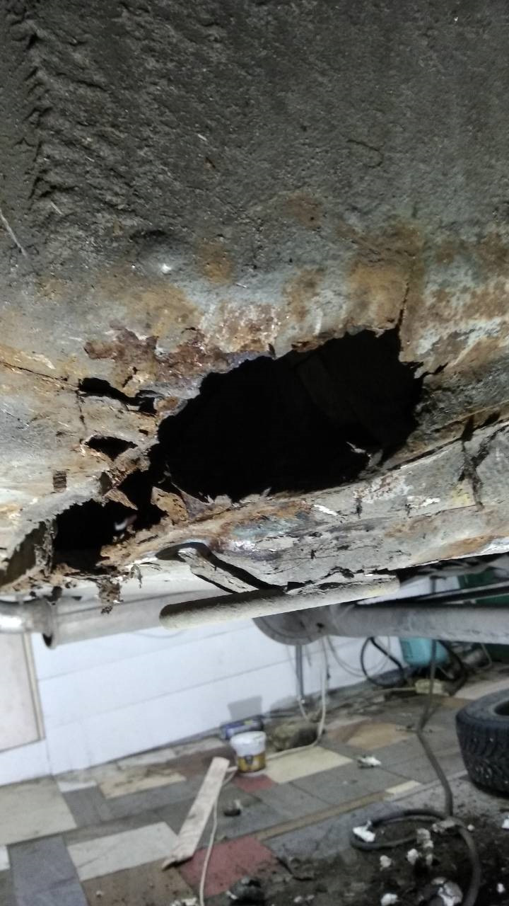 Сорвало днище. Дно автомобиля из стекловолокна. Сорвало днище. Продавил дно авто домкратом. Сорвало дно.