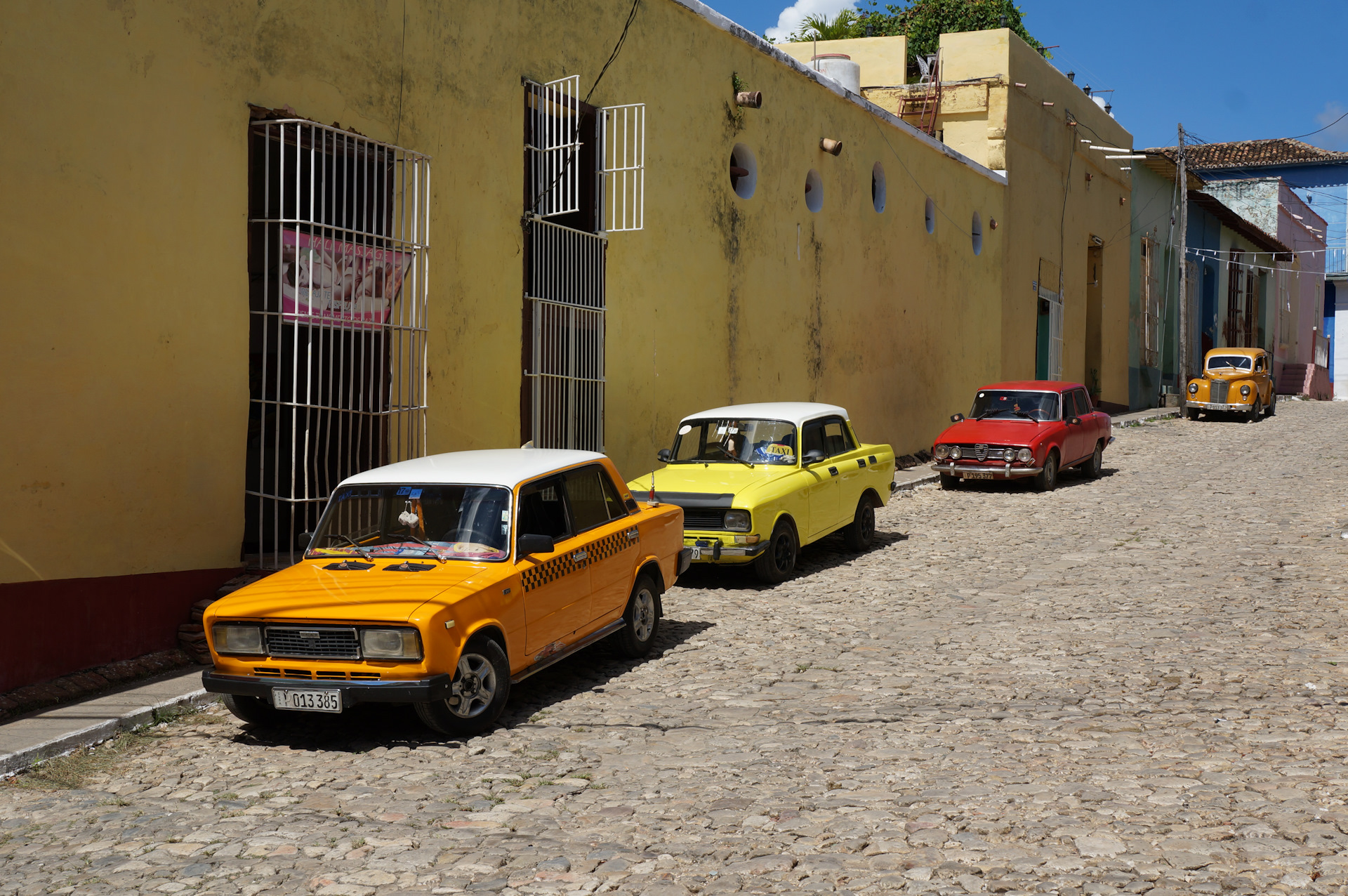 Такси копейка. ВАЗ на Кубе. Куба Жигули. Кубинские Жигули. Такси на Кубе.