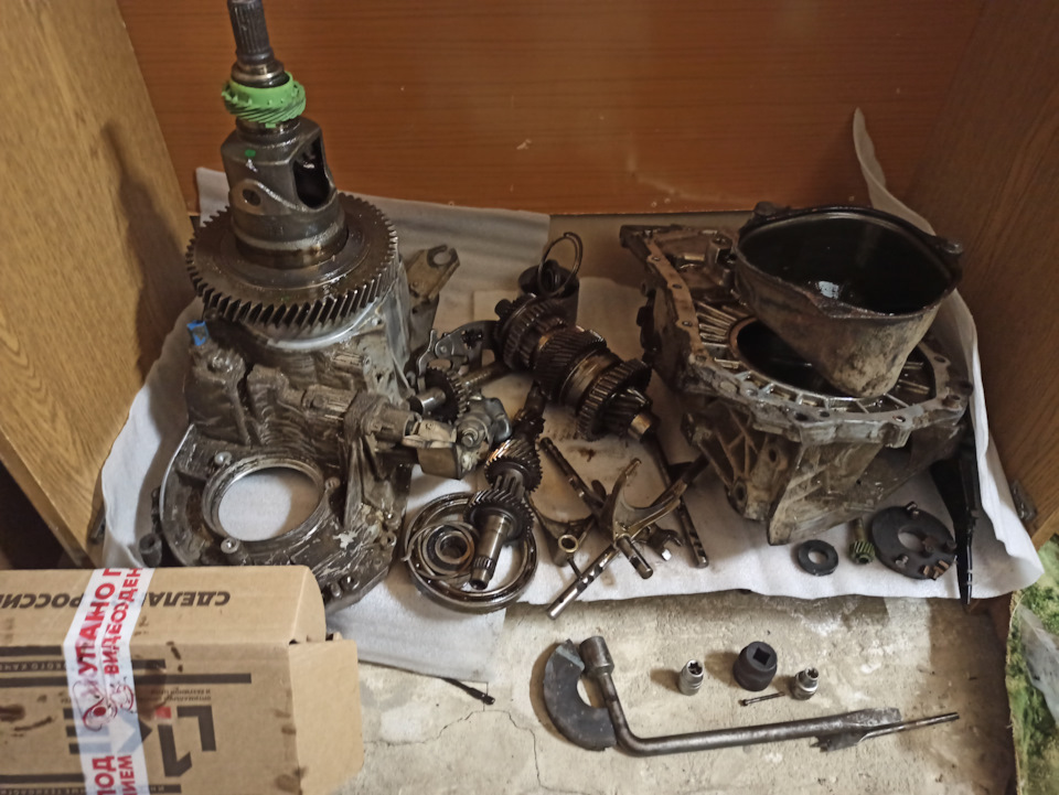 Болты снятия коробки рено логан. Картер коробки передач рено логан. Коробку рено логан 1. Логан 1. Коробка передач логан степвей.