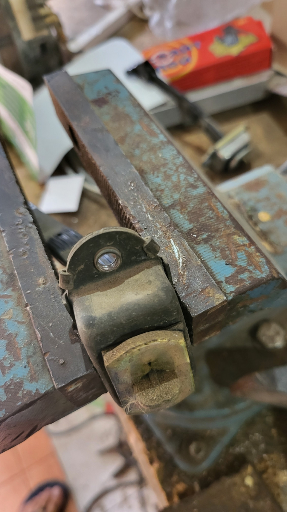 Отвёрткой отгибаем зажимы со всех сторон. Думаю можно справится плоскогубцами если нет тисков. — Infiniti FX (1G)