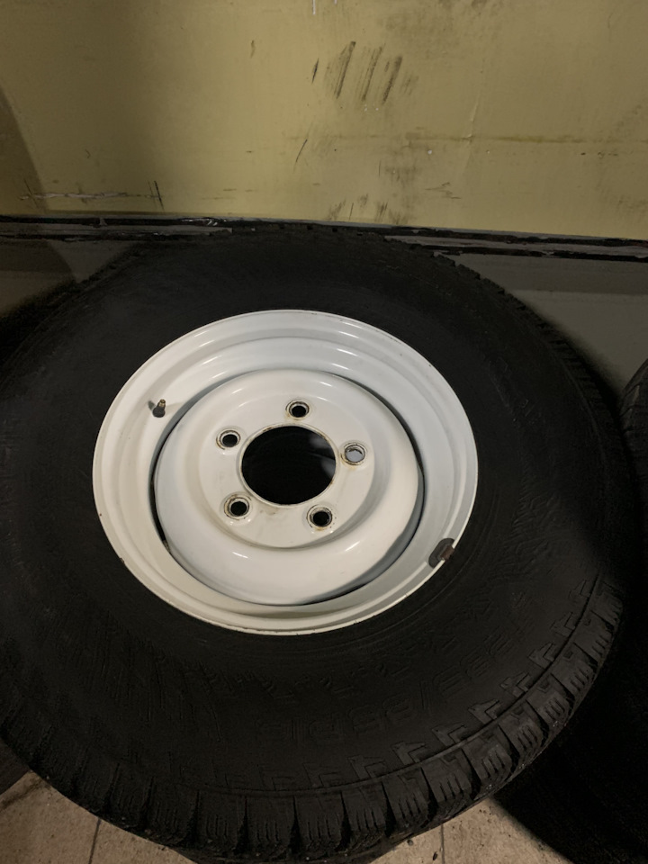 Шины зимние шипованные Nokian 235/85 R16, штампованные диски Англич 7 ...