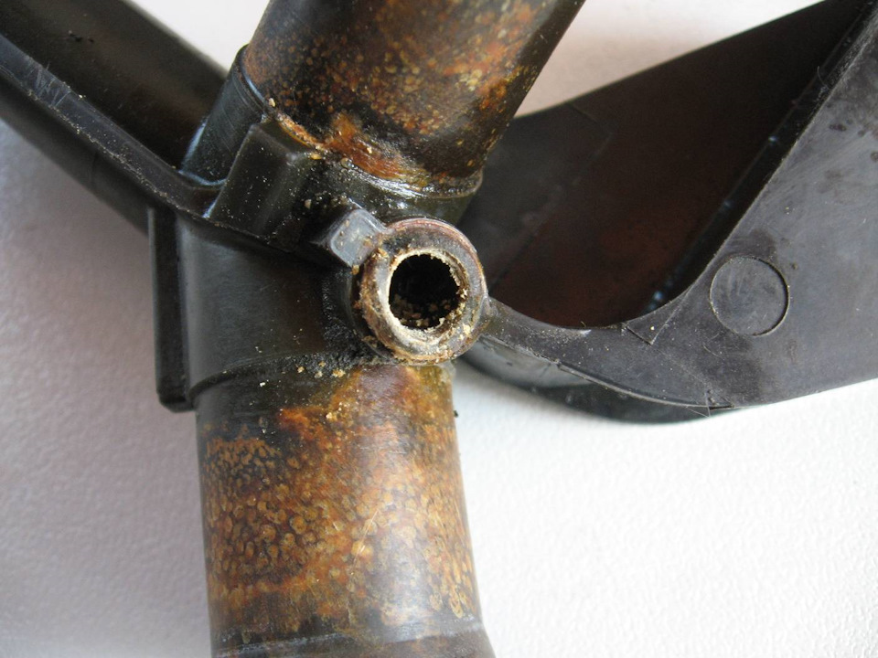 Отломился патрубок заливной горловины — Mazda Verisa, 1,5 л, 2009 года ...