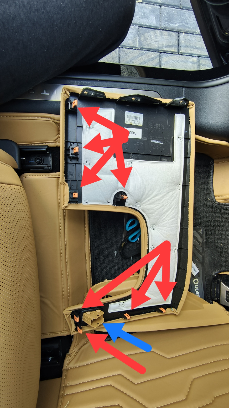 8 клипс и синей стрелкой пометил место где вставлен датчик температуры — Aito M5