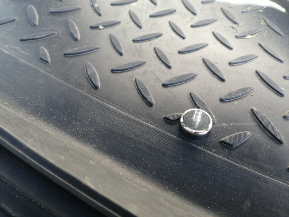 Магнит на крышку бака нива шевроле — Chevrolet Niva GLX, 1,7 л, 2018 ...