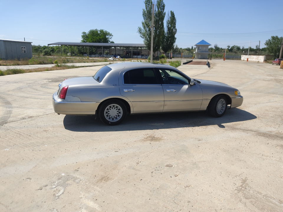 Фото в бортжурнале Lincoln Town Car III
