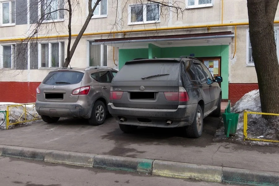 Заехал за другом. Машина во дворе. Машина в подъезде. Припарковался у подъезда. Автомобили припаркованные на тротуарах.