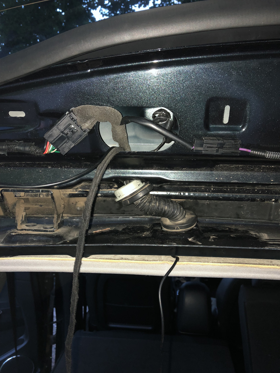 Провести провода через эту гофру было проблематично, но с металическим проводником получилось быстрее — Opel Antara