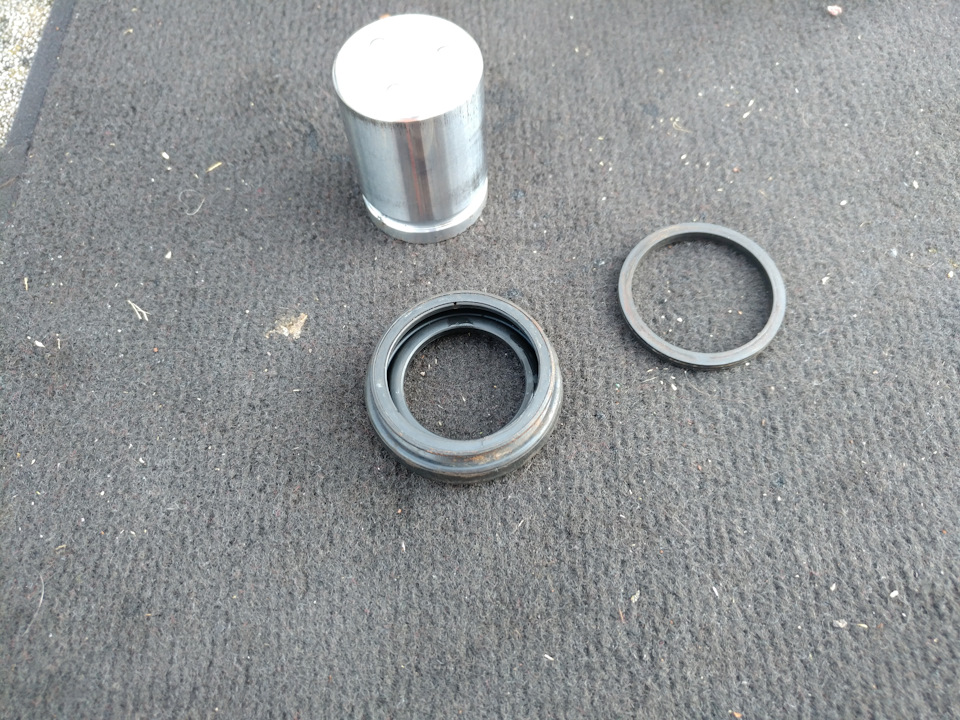 Заклинил задний левый тормозной цилиндр. — KIA Magentis I, 2 л, 2004 ...