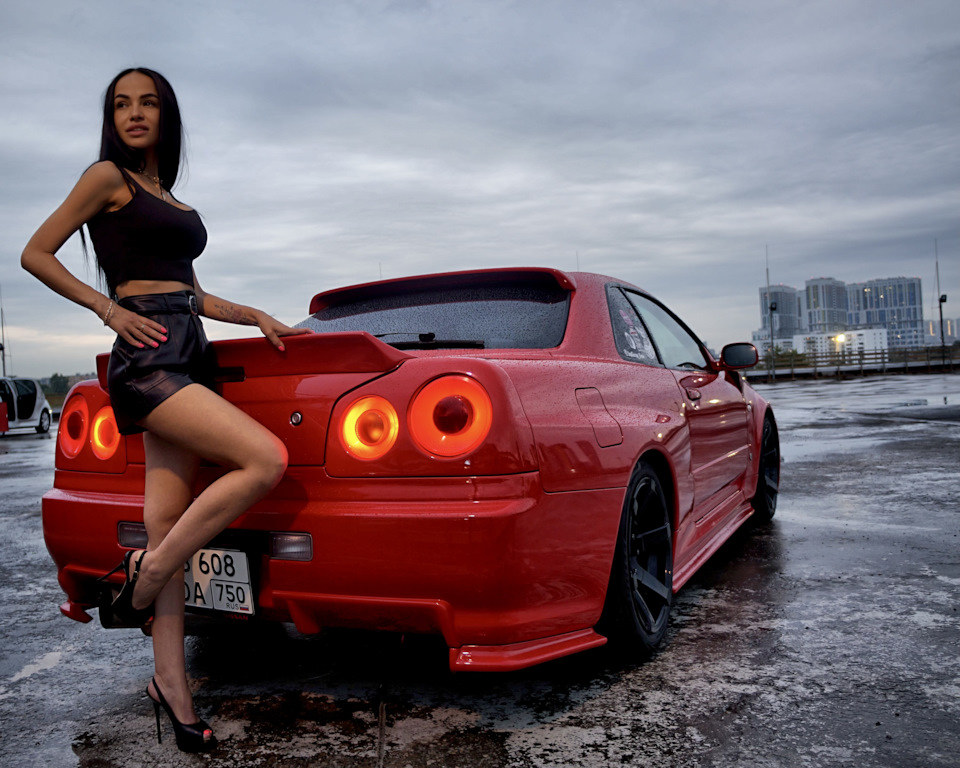 Nissan Skyline r34 с девушкой