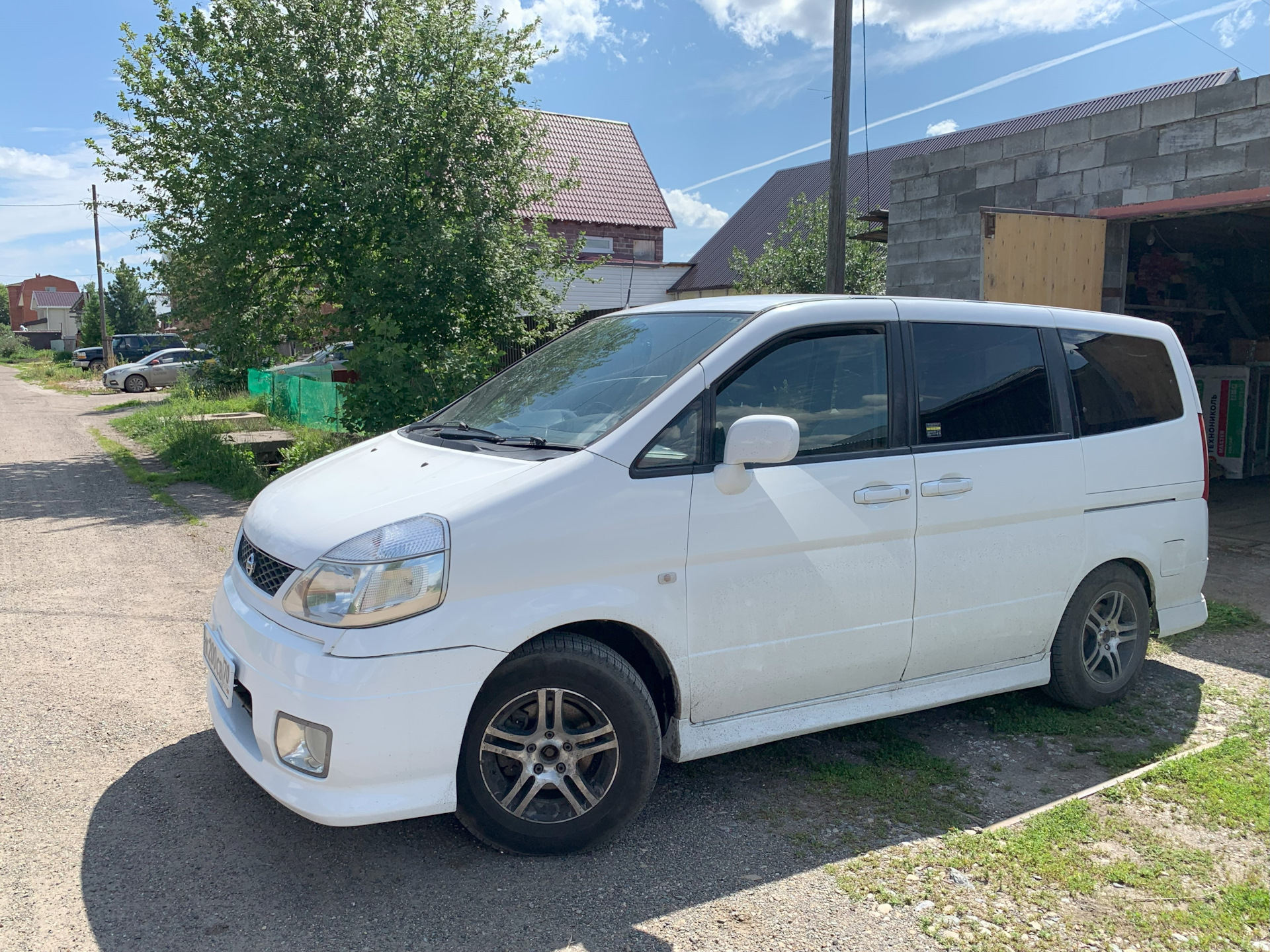 Nissan Serena c24