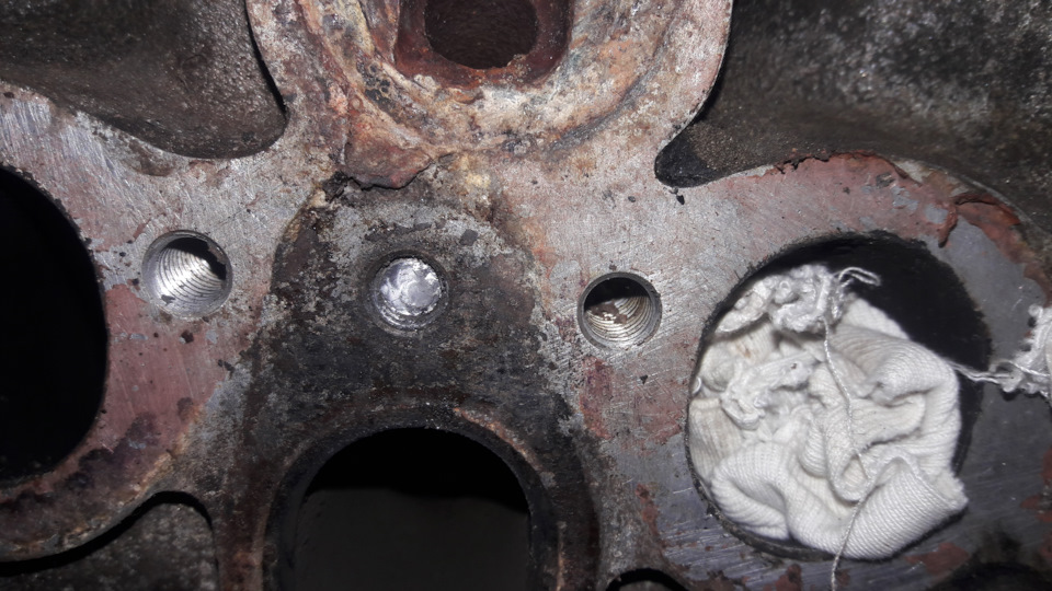 Обломалась шпилька выпуского коллектора и будущая замена прокладки гбц ...