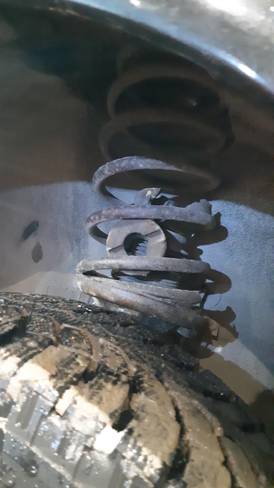 2 Открутился амортизатор и упал внутрь — BMW 5 series (E34)