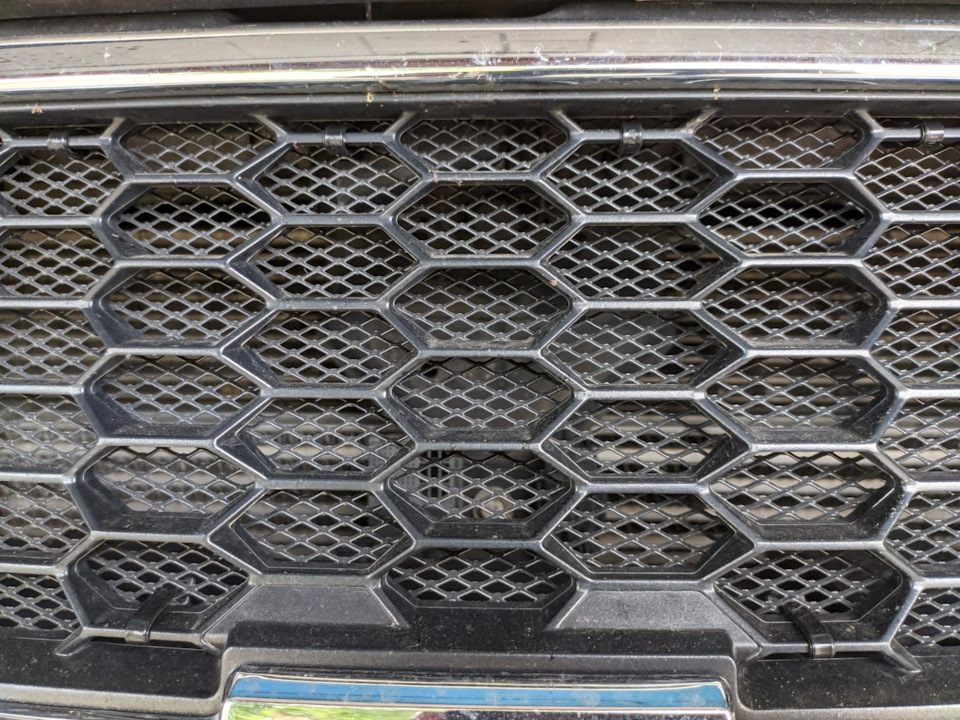 Сетка в радиаторную решетку — Chevrolet Captiva (1G), 2,2 л, 2011 года ...