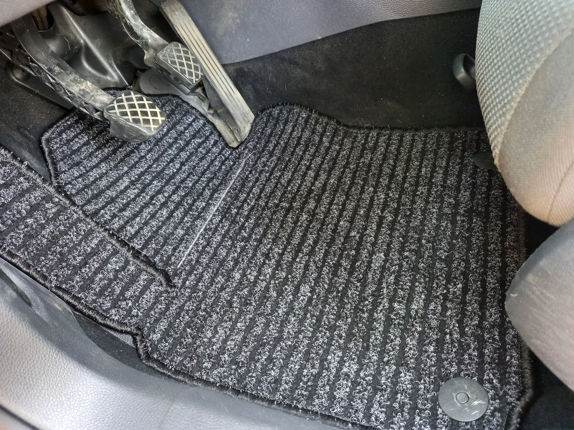 Автоковрик под ноги по дешману — Volkswagen Golf Mk5, 1,4 л, 2008 года ...