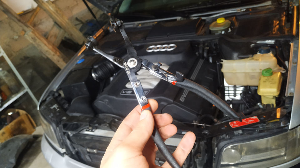 Замена верхнего патрубка радиатора 4D0 121 101 T — Audi A8 (D2), 4,2 л ...